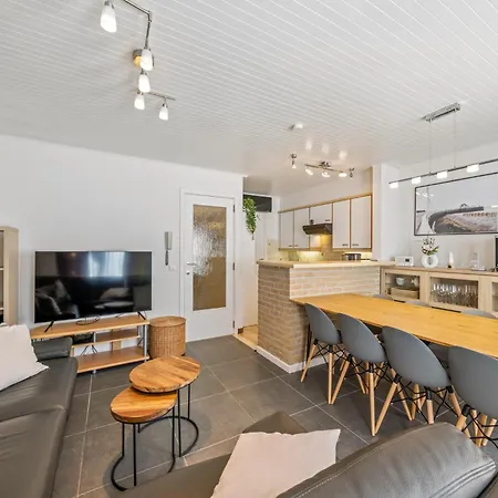 Spacious Duplex In דירה